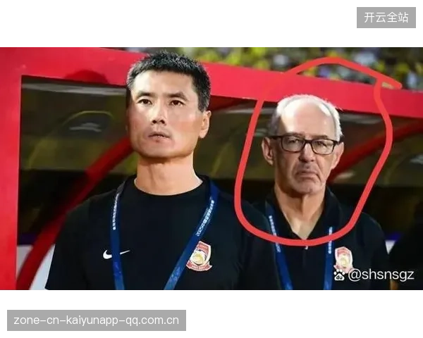 教练赛后抱头蹲地的瞬间，错失热搜背后的故事